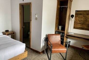 Мотель Aqua Aire Inn & Suites