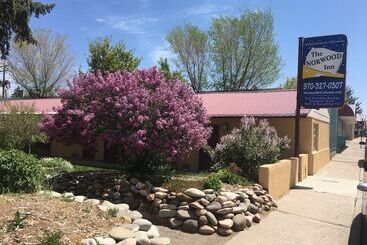 فندق على الطريق Norwood Inn