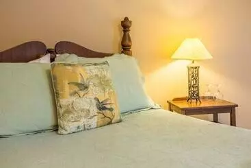 Majatalo Adk Trail Inn