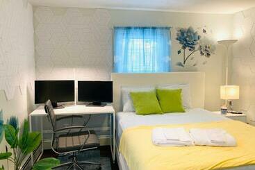 ペンション A1   Modern, Cozy Bedroom, 10 Minutes To Providence Central