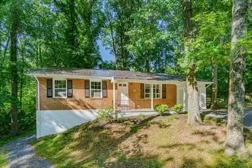 ツーリストアパートメント River & Kayak Cottage, Hot Tub, Deck, Grill, Wifi!