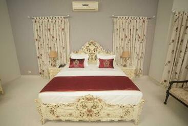 민박 Four Squares Karachi