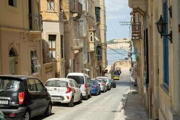 هتل آپارتمان Marina Studios