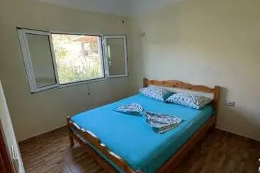 Pensió Qeparo Hill Apartments