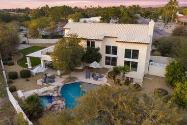 Жильё для туристов Sandstone By Avantstay Spacious Desert Oasis W/ Pool, Bball Crt & Movie Room!