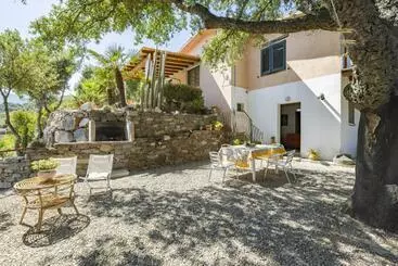 ツーリストアパートメント Casa Vacanze La Quercia