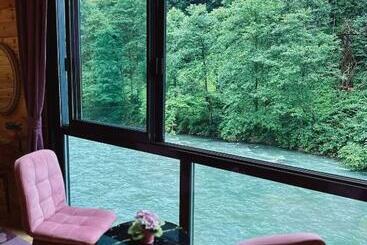 مبيت وإفطار Kiana Bungalov