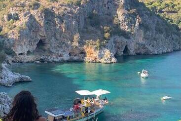 تختخواب و صبحانه Marinas