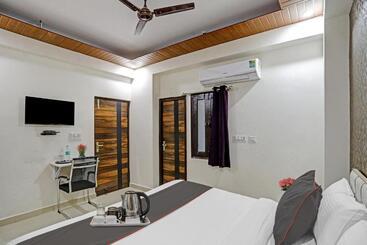 Hotel Capital O 90233 Starline Residency