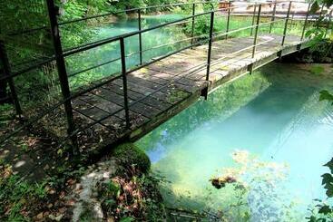 住宿加早餐  Chambre D Hôte De La Source Bleue