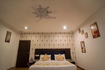 Tripli Hotels Arunoday Palace