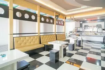 Hotel Reddoorz Plus @ Jalan Pemuda Timur Bojonegoro