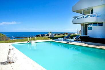 Turistihuoneistot Impresionante Villa Sobre El Mar En El Mismo Comillas