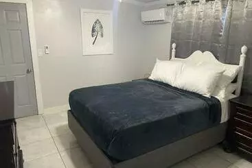 آپارتمانهای توریستها Airy 1 Bedroom Apartment 3 Minutes From Downtown
