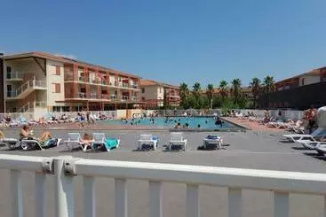 ツーリストアパートメント Appartement Avec Terrasse , Jardinet Et Piscine