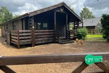 Appartamenti turistici Cheerful 3 Bedroom Cabin With Hot Tub