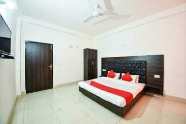 Hotelli Oyo 93194 Paris