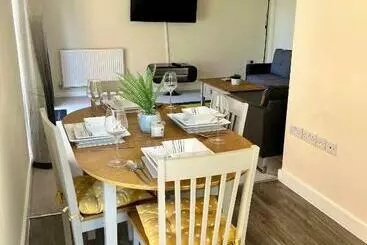 Turistlejligheder Spacious 2 Bedroom House With Free Parking