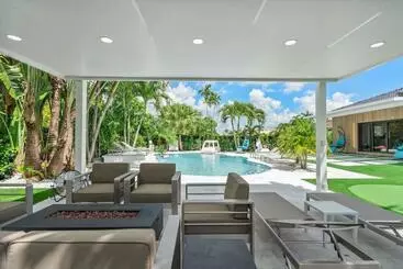 Turistihuoneistot Villalee Jungle Palm Island White Marble Pool Area