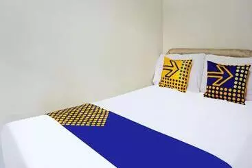 Hotelli Spot On 91551 Gwen Syariah Homestay