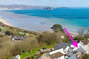 ツーリストアパートメント Above The Bay   Enclosed Garden Apartment With Parking