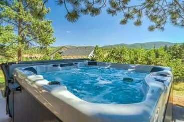 ツーリストアパートメント Vacation Home With Mountain Views Hottub & Arcade
