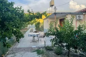 Ferienwohnungen Lovely Spacious House With Big Garden