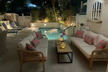 Turistihuoneistot Nanpa, Luxury Family Three Bed Villa, St James West Coast, Private Pool