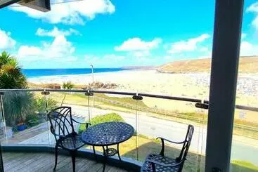 ツーリストアパートメント Oceanside, Perranporth