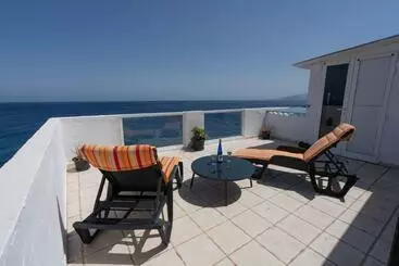 ツーリストアパートメント Spacious House With Huge Terrace Facing The Sea