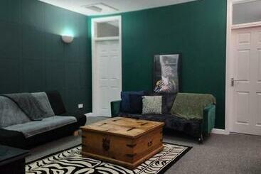 דירות לתיירים The Hive At 205