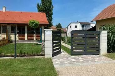 ツーリストアパートメント Balati Vendégház