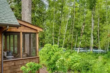 ツーリストアパートメント Mckenzie Dream Riverfront Log Cabinnew Listing