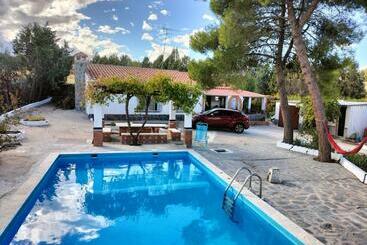ツーリストアパートメント Casa De Campo Con Piscina Y Barbacoa