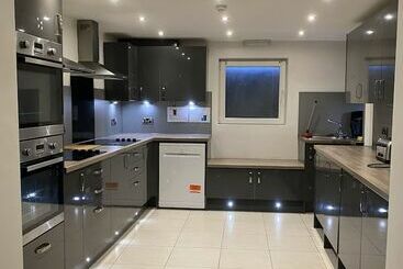 Turistlägenheter Extra Large Six Bed Six Bath Townhouse