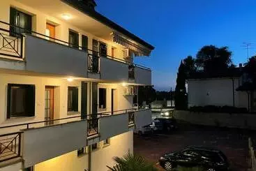 ツーリストアパートメント Rose E Frutta   Yellow Daisy