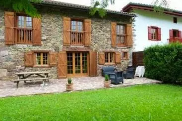 ツーリストアパートメント Maison Charmante A Saint Etienne De Baigorry Avec Spa