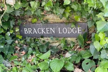 ツーリストアパートメント Bracken Lodge