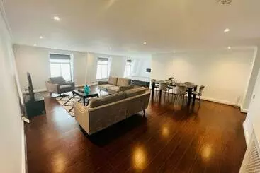Turistihuoneistot Spacious 2 Bedroom Apartment In Piccadilly 6100p