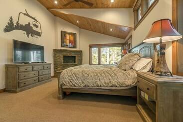 ツーリストアパートメント Sawtooth By Avantstay Spacious Pine Tree Cabin W/ Hot Tub