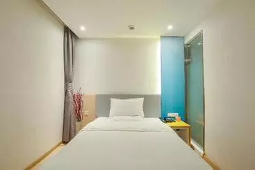 هتل 7 Days Inn Chongqing Longtou Temple North Railway Station North Square