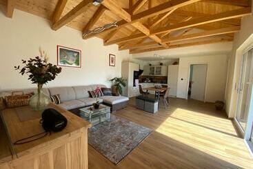 شقق خاصة سياحية Prosluněný Dům S Výhledem Na Pálavu