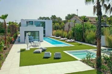 شقق خاصة سياحية Contemporary Villa Near Sitges Hills