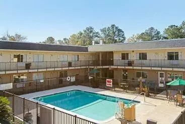 ホテル Dogwood Inn And Suites