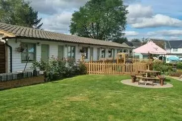 Retkeilymaja Pine, Country Chalet Located In Pegsdon