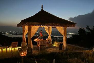 Курорт Qayaam Gah