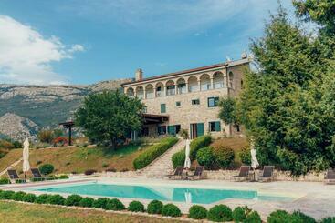 پانسیون Montebay Villa