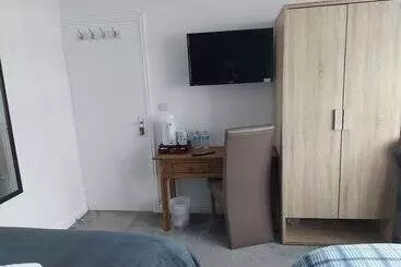 Pensione Room In Guest Room Apple House Wembley Family Room With Shared Bathroom