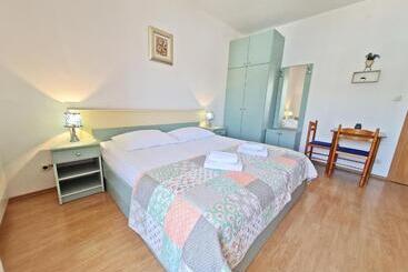 Rooms And Apartments Porat