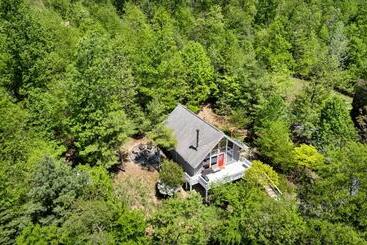 Turistlägenheter Hottub, Firepit, Grill, Deck, Playset & Wifi